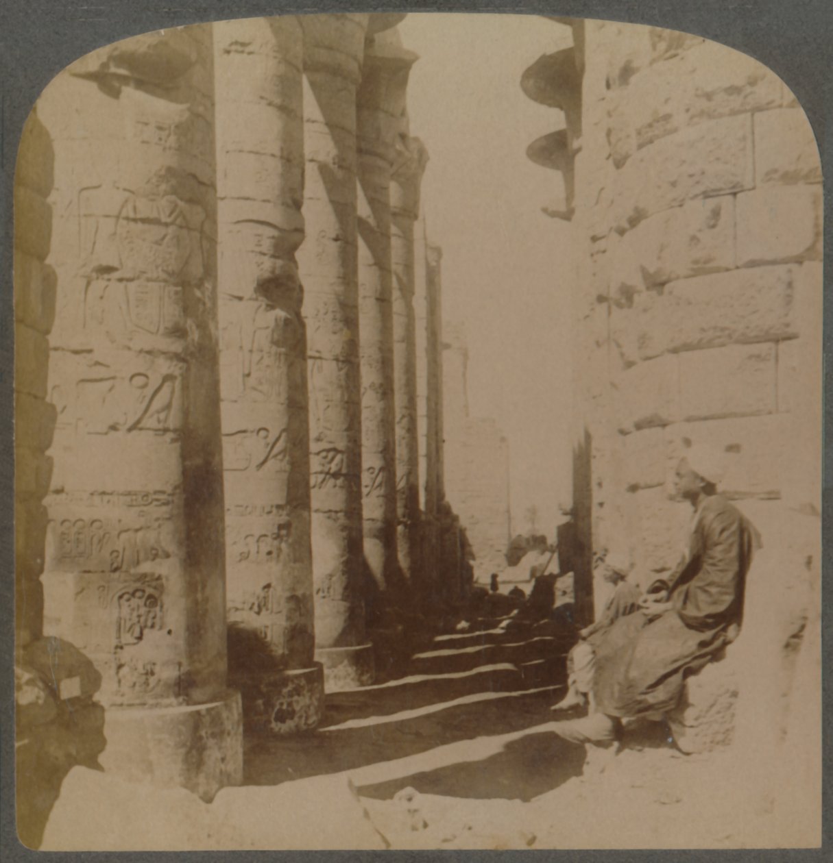 La famosa columnata del gran Salón Hipóstilo en el Templo de Karnak, Tebas, Egipto, 1897 de Underwood and Underwood