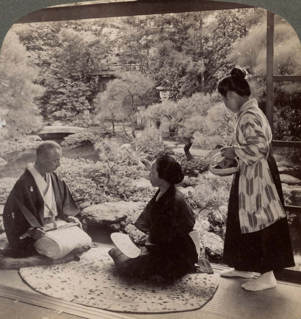 Los jardines de la casa del Sr. Y Namikawa, líder en las industrias artísticas, Kioto, Japón, 1904 de Underwood and Underwood