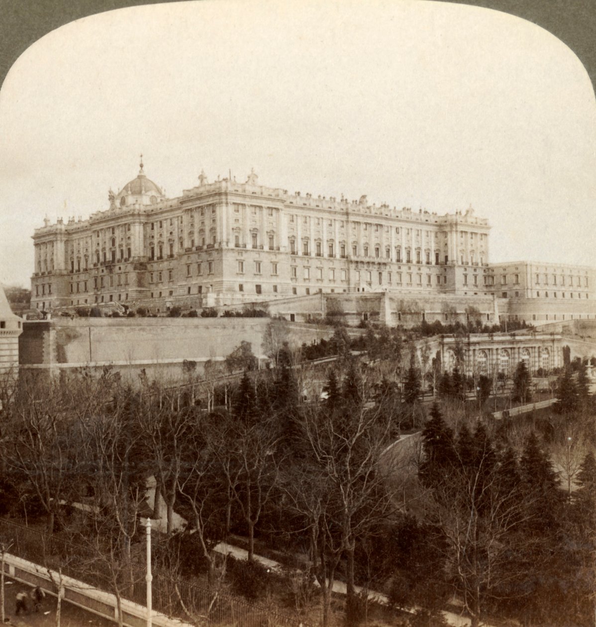 El imponente Palacio Real y el Parque Real Campo del Moro...Madrid, España, 1902 de Underwood and Underwood