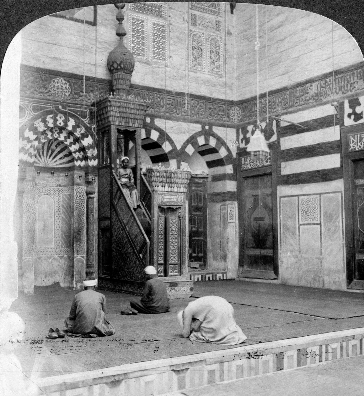 El nicho de oración y el púlpito en la mezquita-tumba de Kait Bey, El Cairo, Egipto, 1905 de Underwood and Underwood