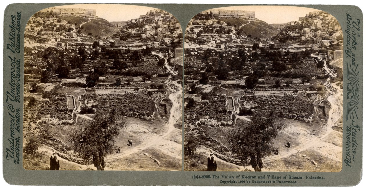 El valle de Cedrón y el pueblo de Siloé, fuera de la muralla de Jerusalén, Palestina, 1896 de Underwood and Underwood