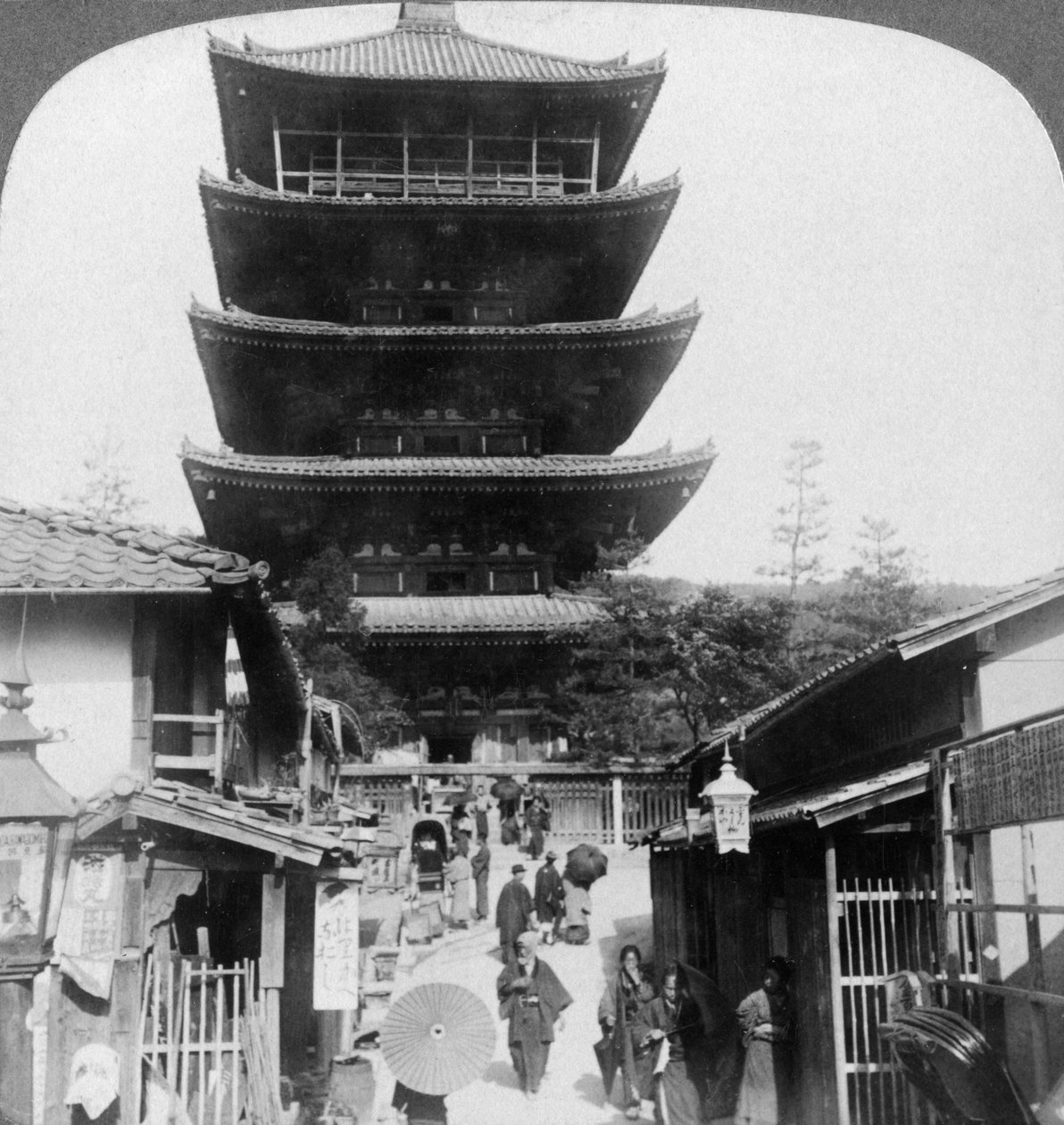 El lado oeste de la pagoda de cinco pisos Yasaka, Kioto, Japón, 1904 de Underwood and Underwood