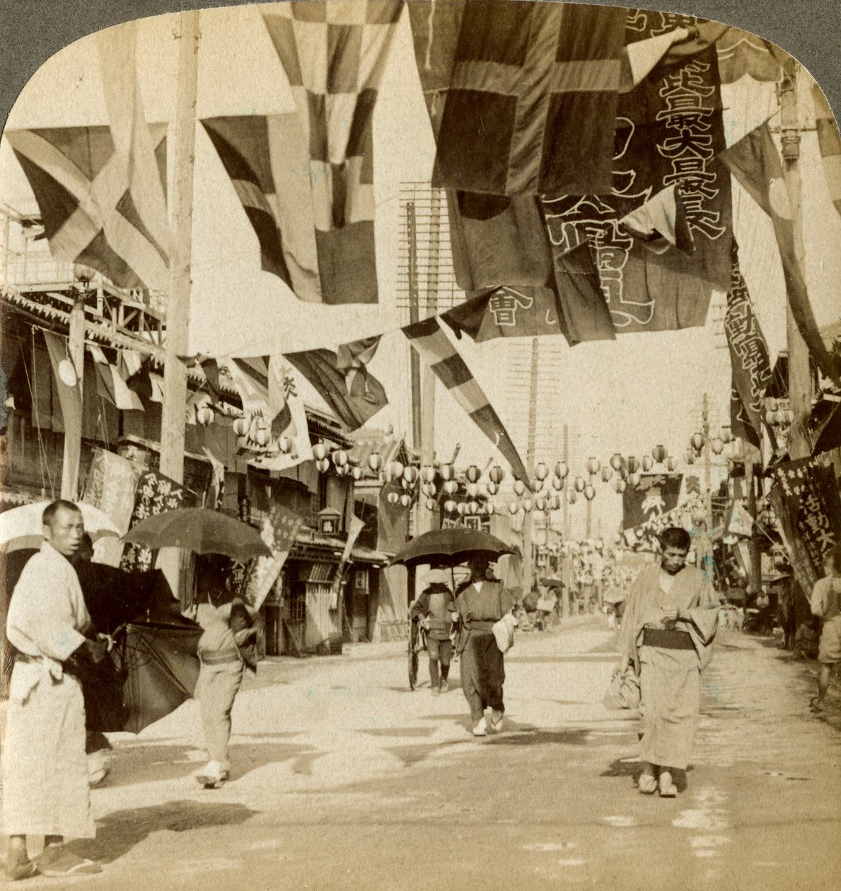 Calle del teatro, Osaka, Japón de Underwood and Underwood