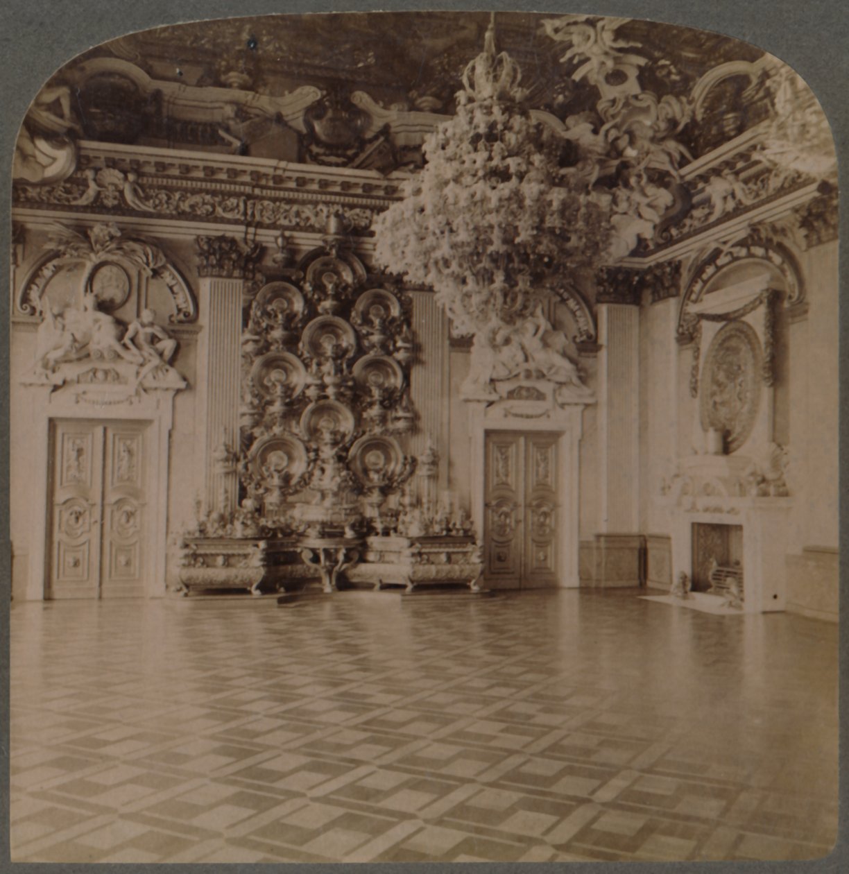 Sala del trono, Palacio Real, Berlín, con aparador cargado de platos y decoraciones regias, Alemania, 1903 de Underwood and Underwood