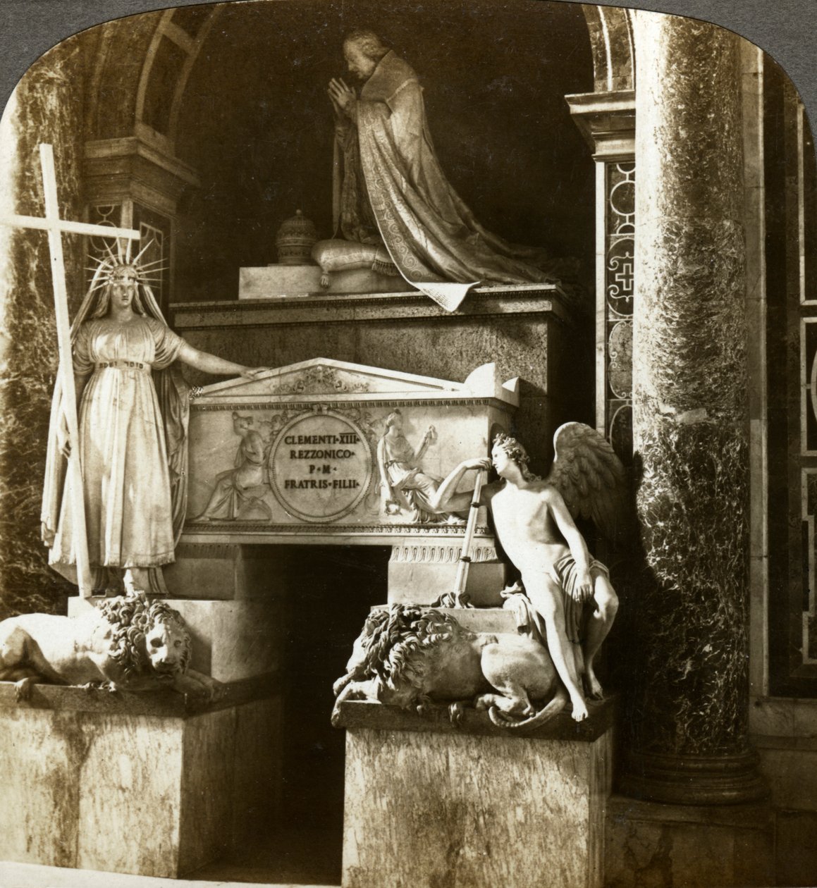 Tumba del Papa Clemente XIII, Basílica de San Pedro, Roma, Italia de Underwood and Underwood