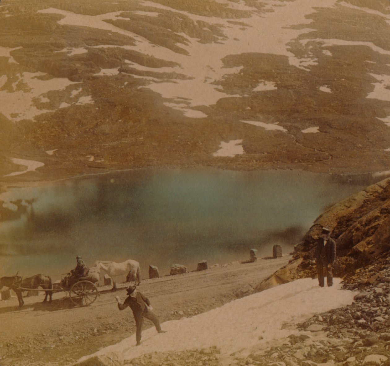Viajeros con bolas de nieve de julio, en la carretera sobre las montañas Haukeli, Noruega de Underwood and Underwood