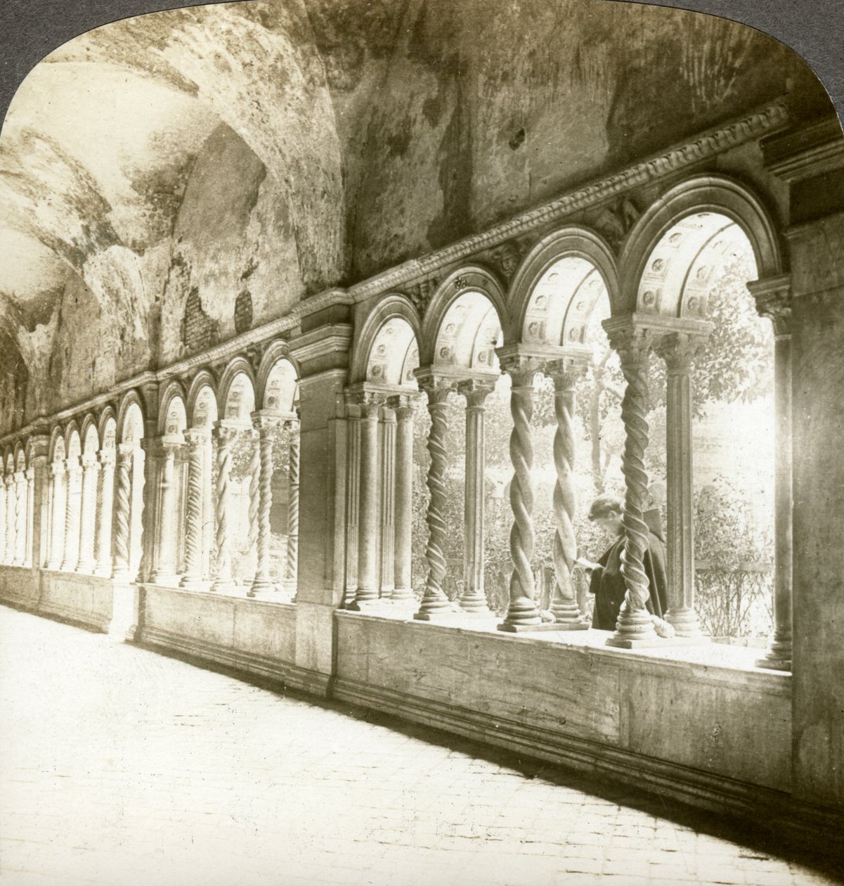 Columnas torcidas en el claustro, Basílica de San Pablo Extramuros, Roma, Italia de Underwood and Underwood