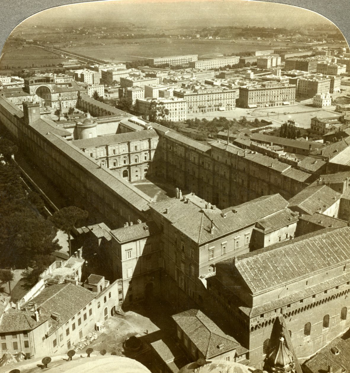 Palacio del Vaticano desde la cúpula de la Basílica de San Pedro, Roma, Italia de Underwood and Underwood
