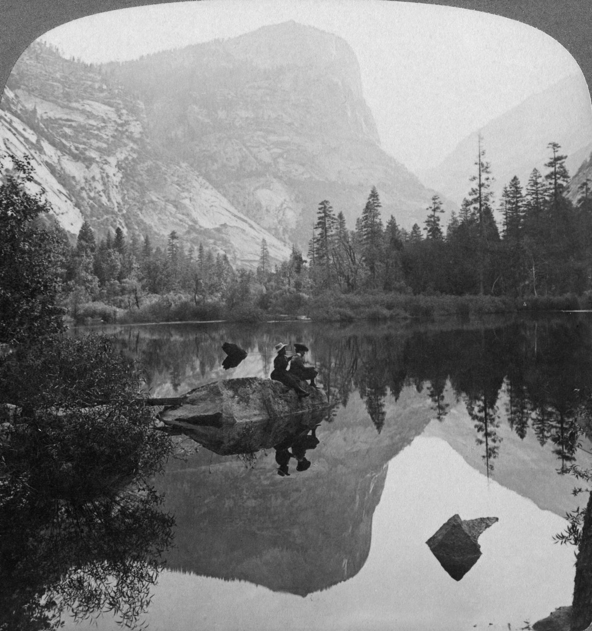 Vista del Lago Espejo, mirando hacia el Monte Watkins, Yosemite, California, EE.UU. de Underwood and Underwood