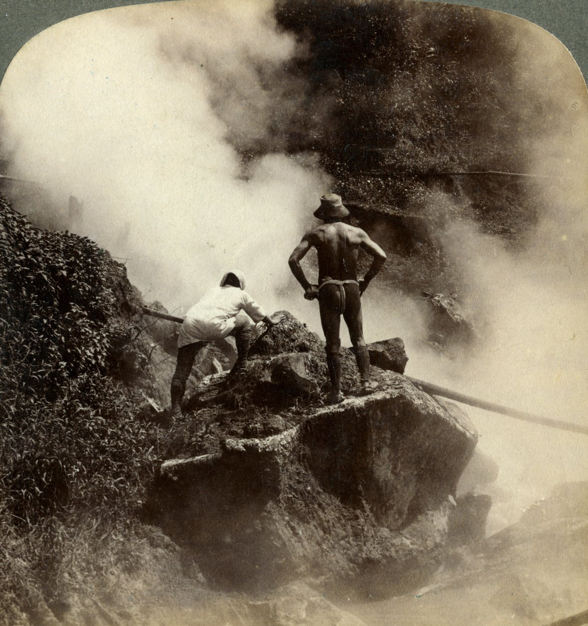 Observando una erupción de vapor y lodo hirviendo a mitad del volcán Aso-san, Japón, 1904 de Underwood and Underwood