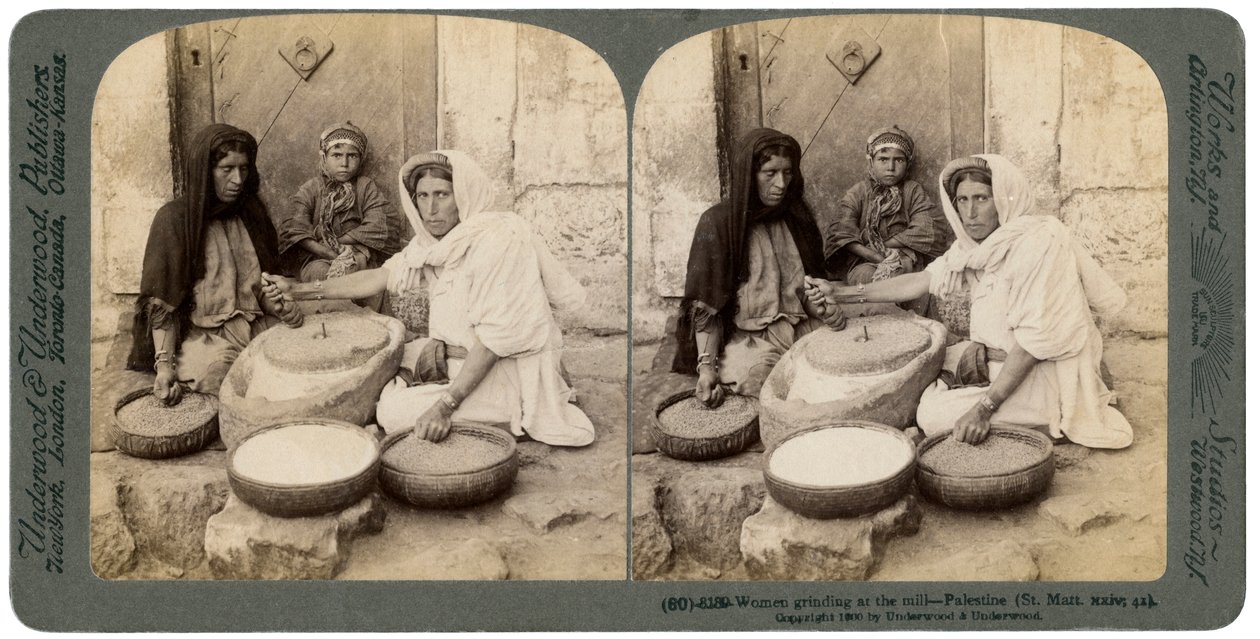 Mujeres moliendo en el molino, Palestina, 1900 de Underwood and Underwood