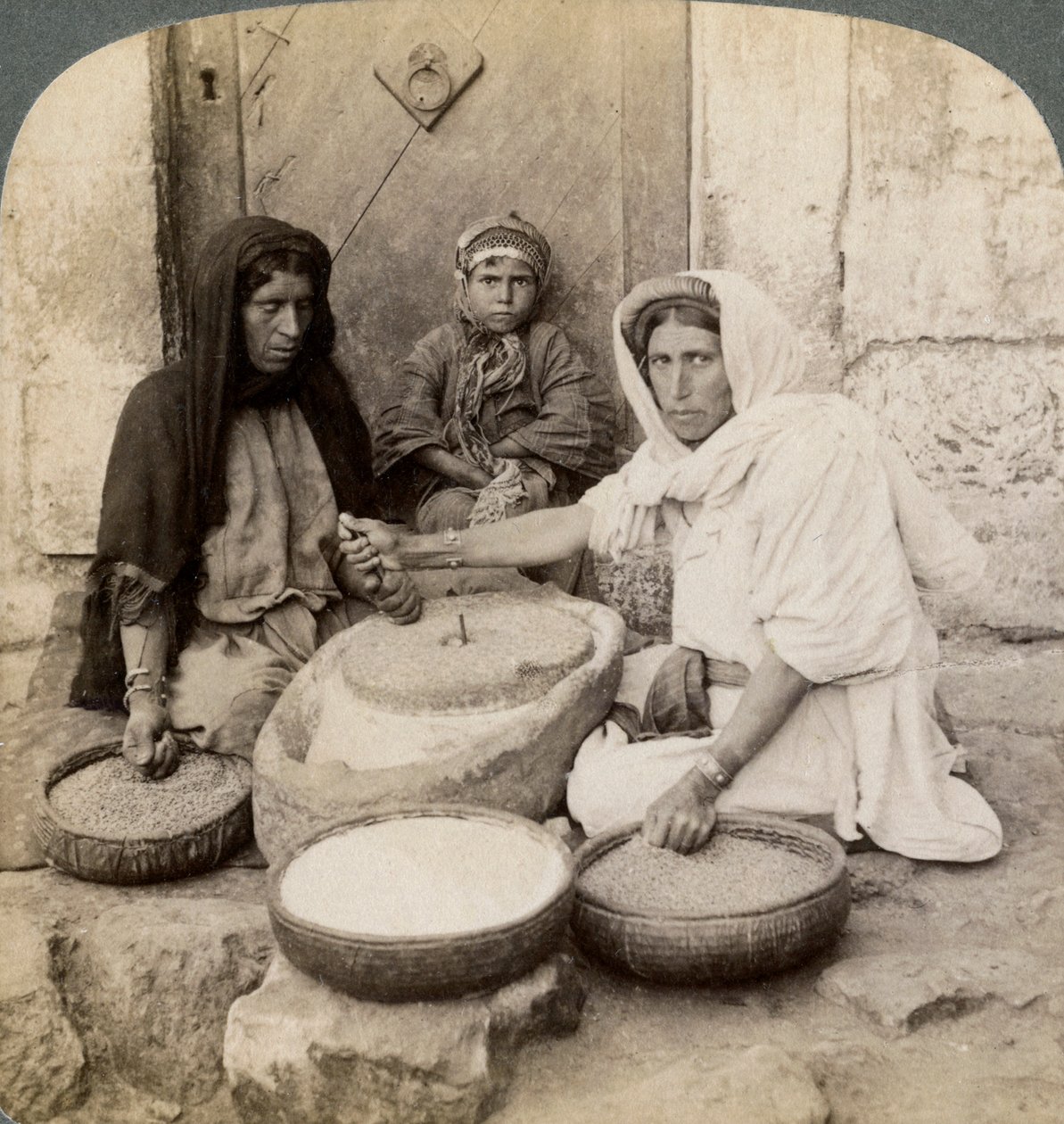 Mujeres moliendo en el molino, Palestina de Underwood and Underwood