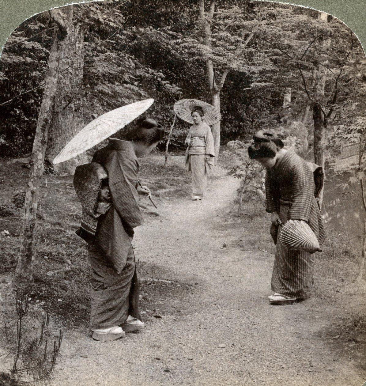 Mujeres en el jardín del Templo Kinkaku-ji, Kioto, Japón, 1904 de Underwood and Underwood