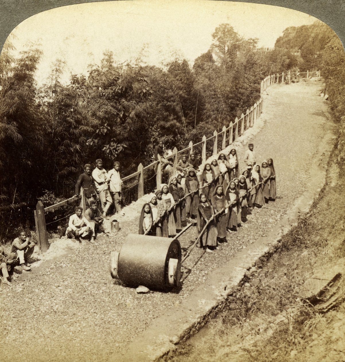 Mujeres trabajando en la carretera de Darjeeling, India de Underwood and Underwood