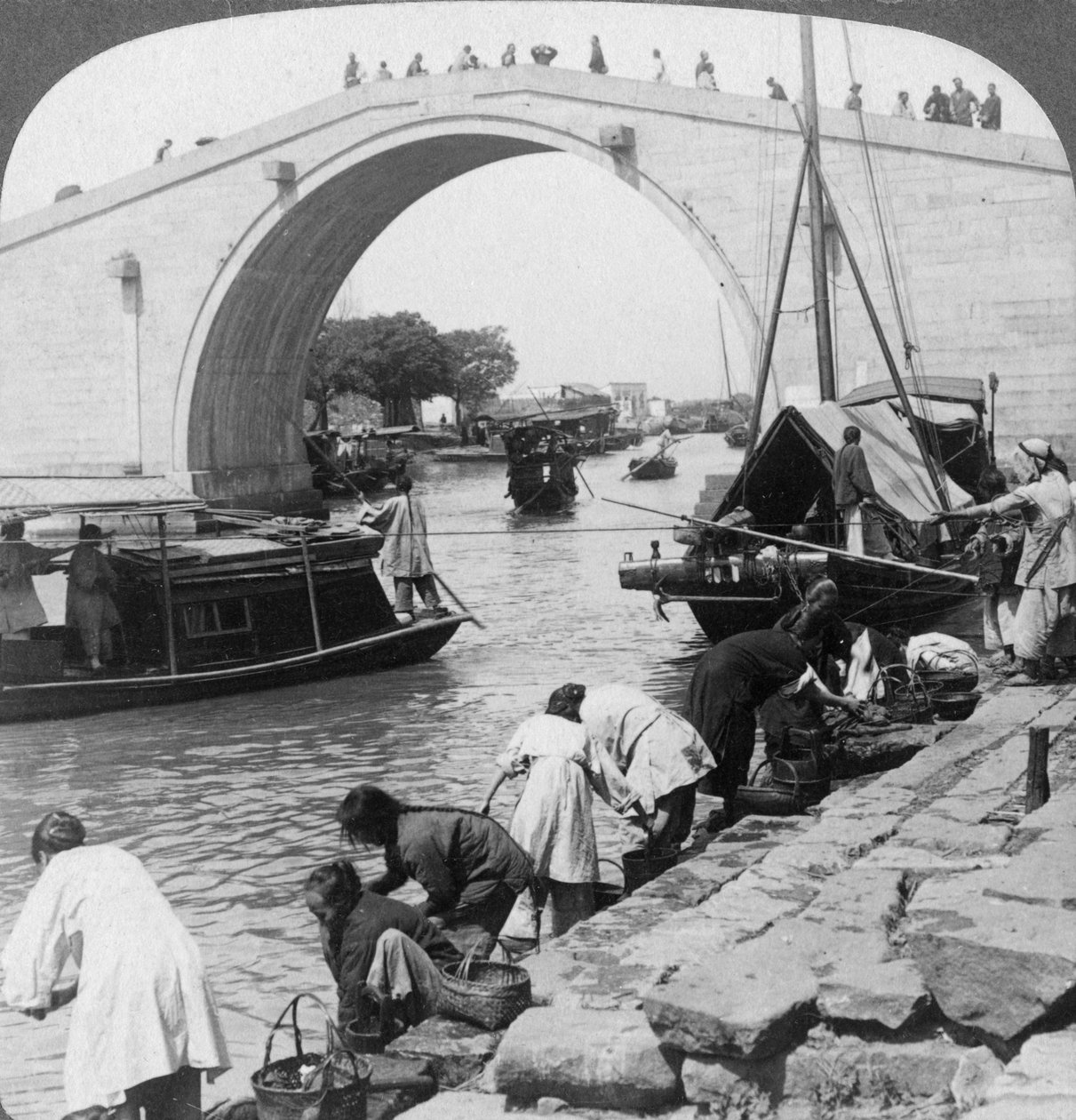 Puente Woo Men y Gran Canal Imperial, Suzhou, China de Underwood and Underwood
