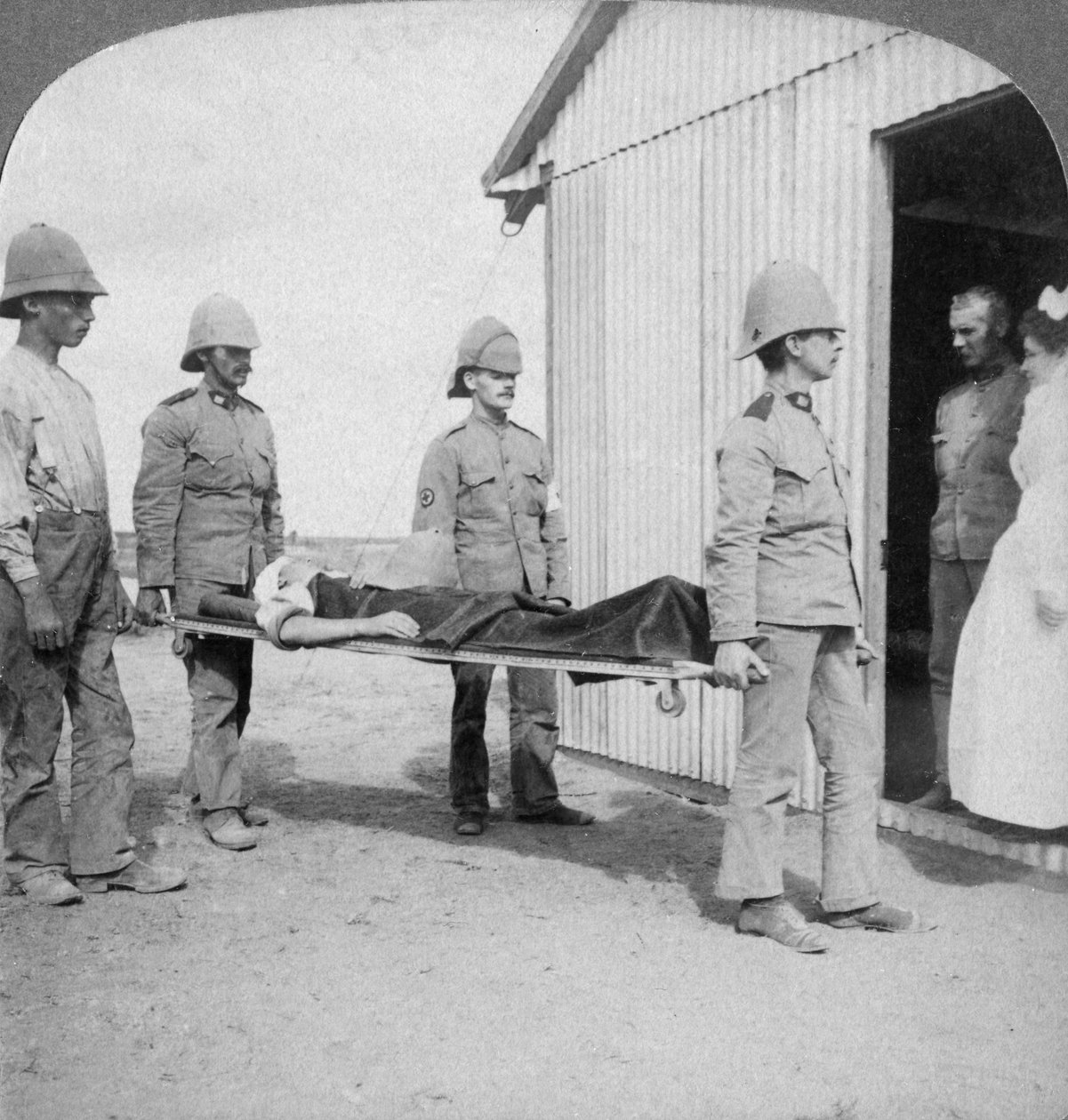 Fusilero herido después de la valiente resistencia de los bóers cerca del río Orange, Sudáfrica, Guerra de los Bóers, 1900 de Underwood and Underwood