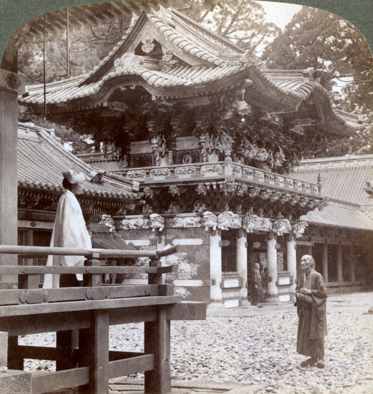 Puerta Yomeimon, Templo Budista de Yakushi, Nikko, Japón, 1904 de Underwood and Underwood