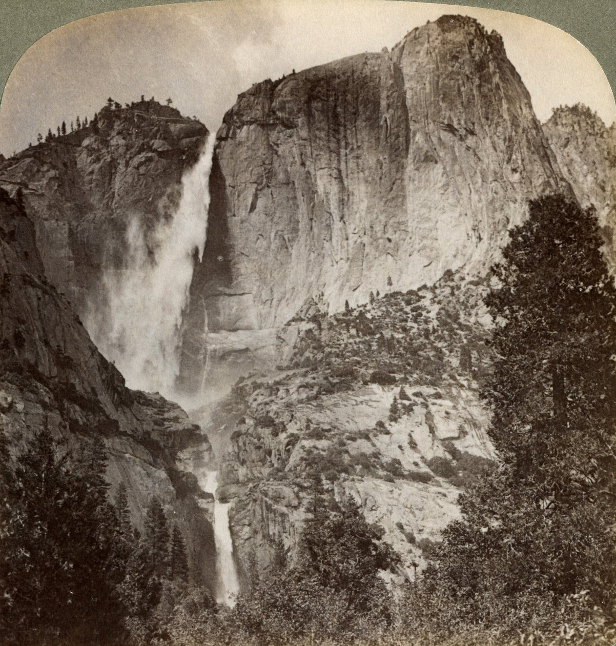 Punto Yosemite y cascadas Yosemite azotadas por el viento, Valle de Yosemite, California, EE.UU., 1902 de Underwood and Underwood