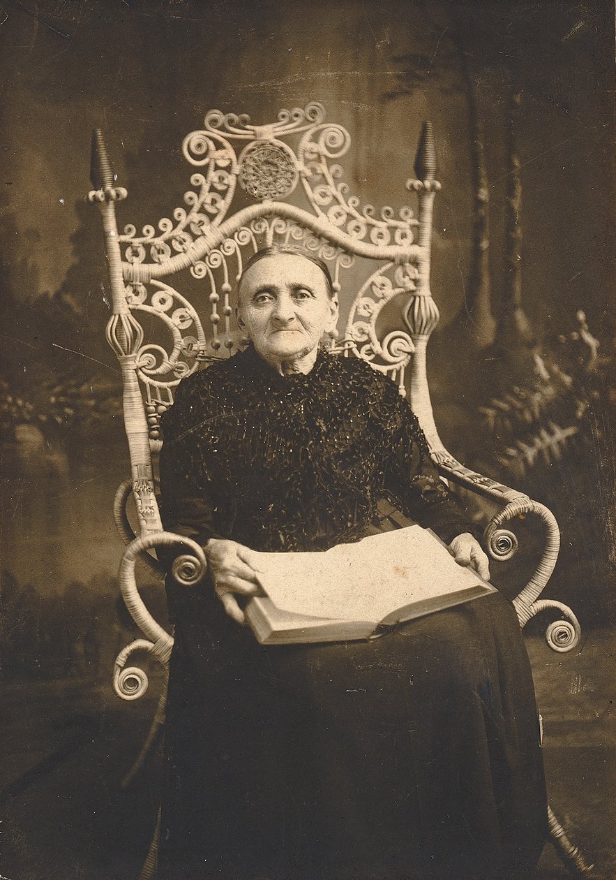 Sin título (Retrato de mujer mayor en silla de mimbre) de Unidentified
