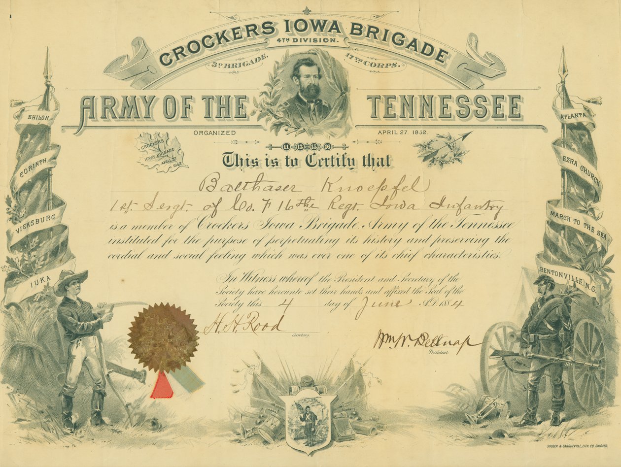 Certificado con una imagen de un agricultor a la izquierda junto a una bandera con los nombres de batallas y una imagen de un soldado junto a un cañón y una bandera con los nombres de batallas de Unknown