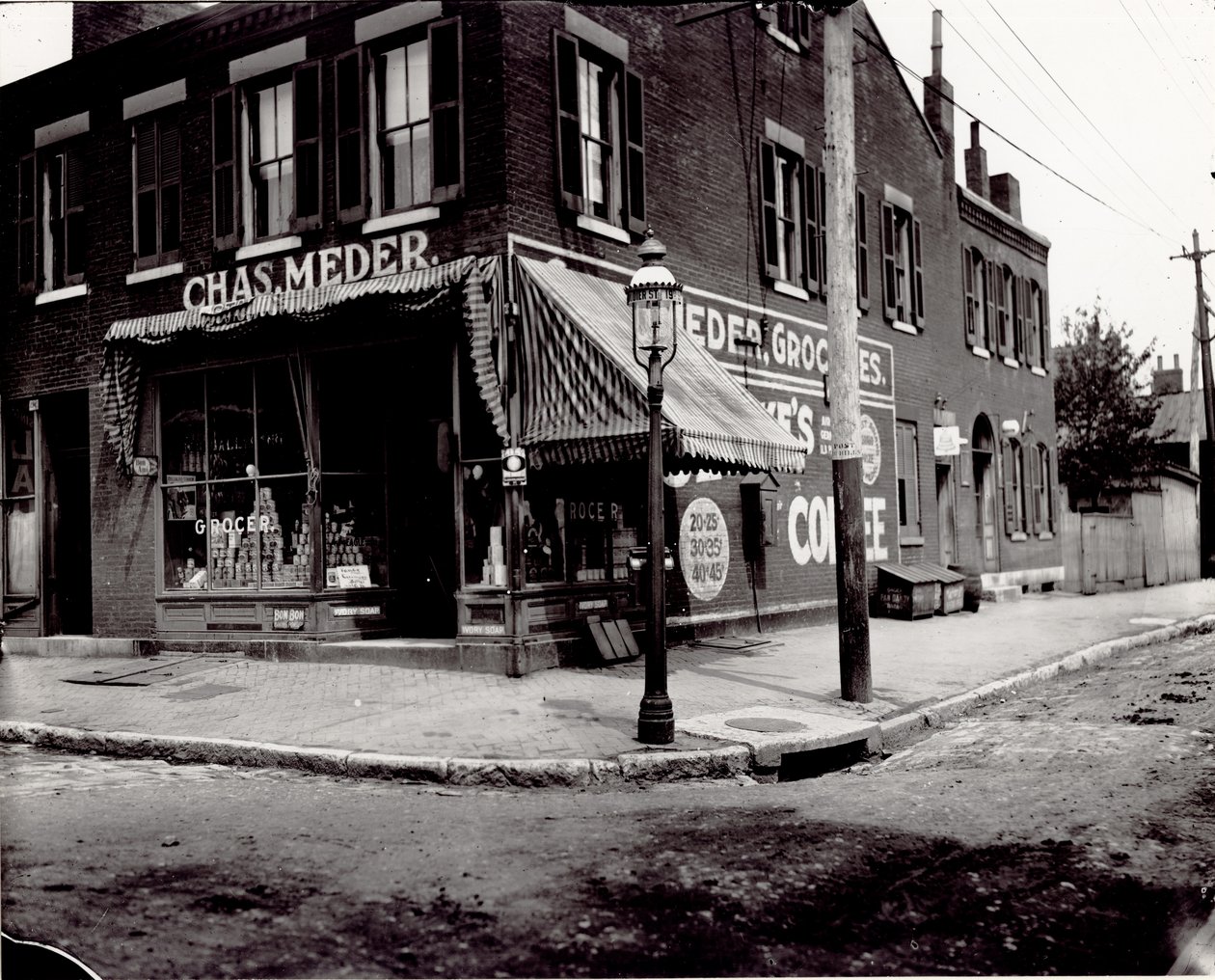 Tienda de comestibles de Charles Meder en la esquina de las calles Diecinueve y Dodier de Unknown