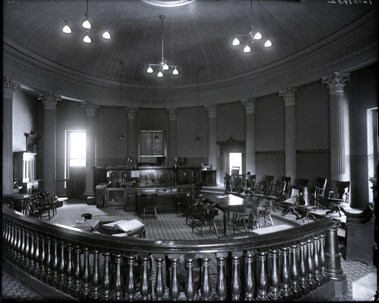 Vista interior de la sala del tribunal en el Antiguo Palacio de Justicia de Unknown