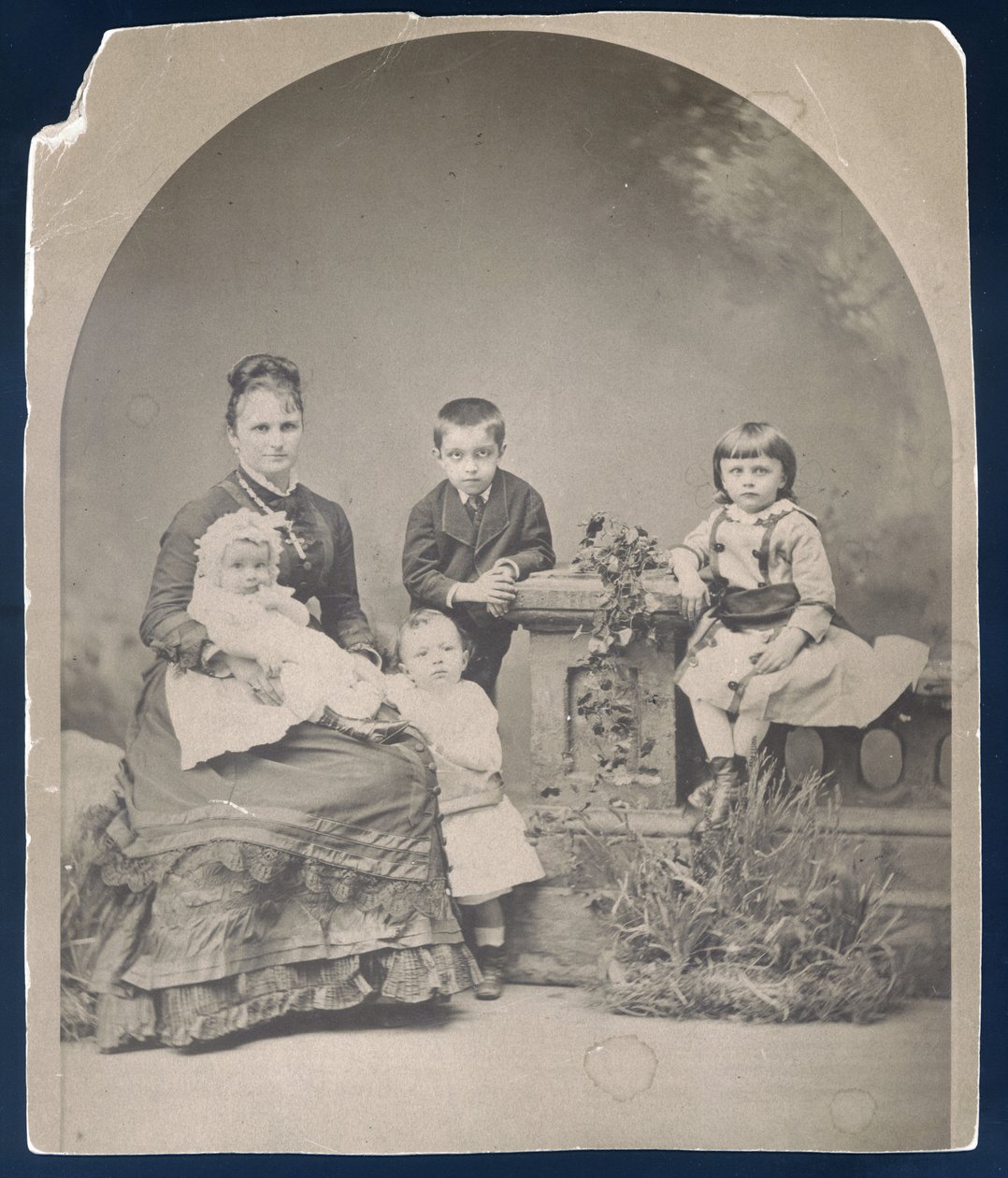 Kate Chopin con sus hijos Frederick, George, Jean y Oscar de Unknown