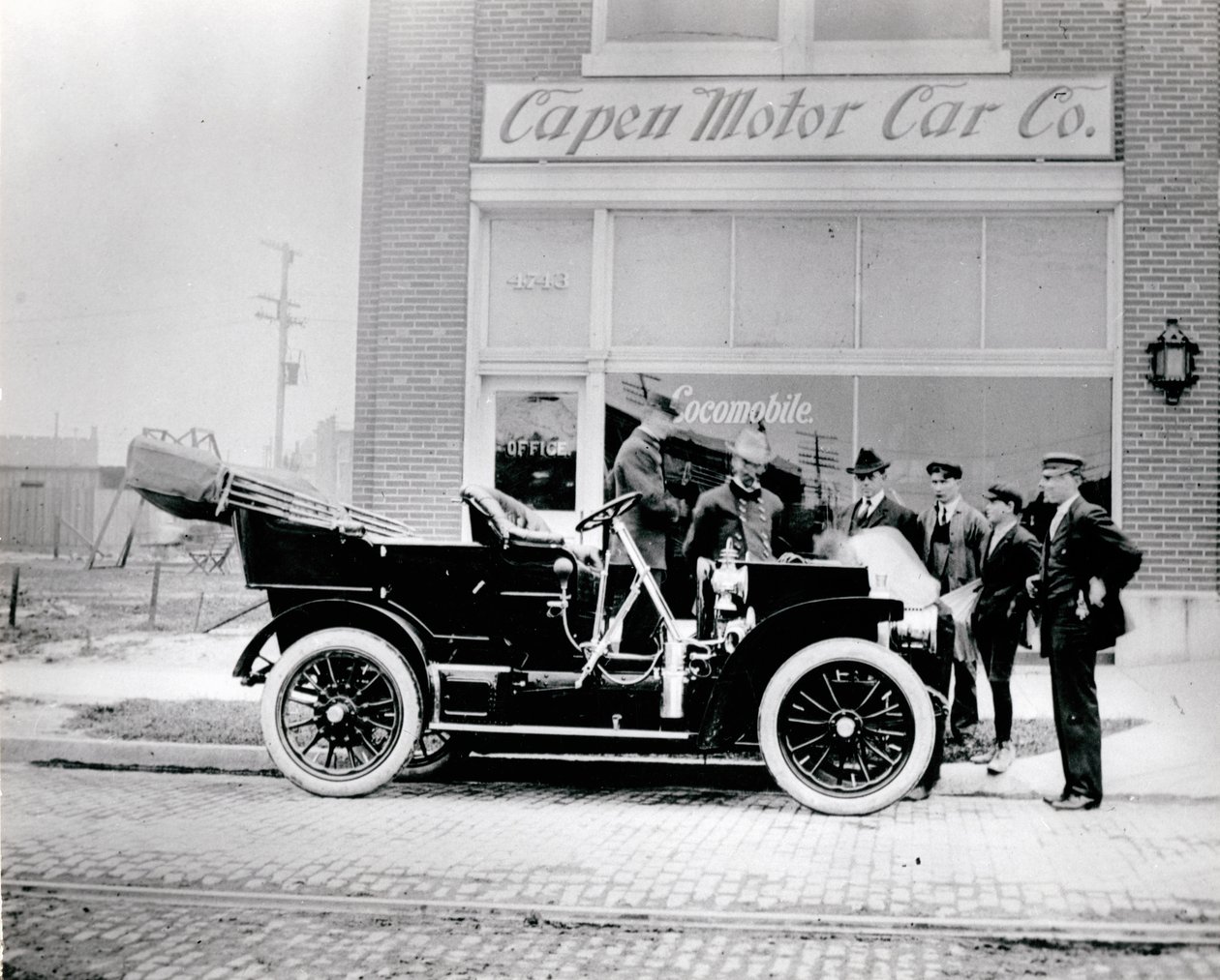 Locomóvil, 1907. (Frente a Capen Motor Car Company. 4739-4743 McPherson Avenue) de Unknown