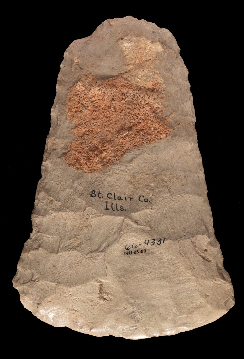 Hoja de azada Mississippian hecha de chert de Mill Creek. Este artefacto fue recolectado en el condado de St. Clair, Illinois de Unknown