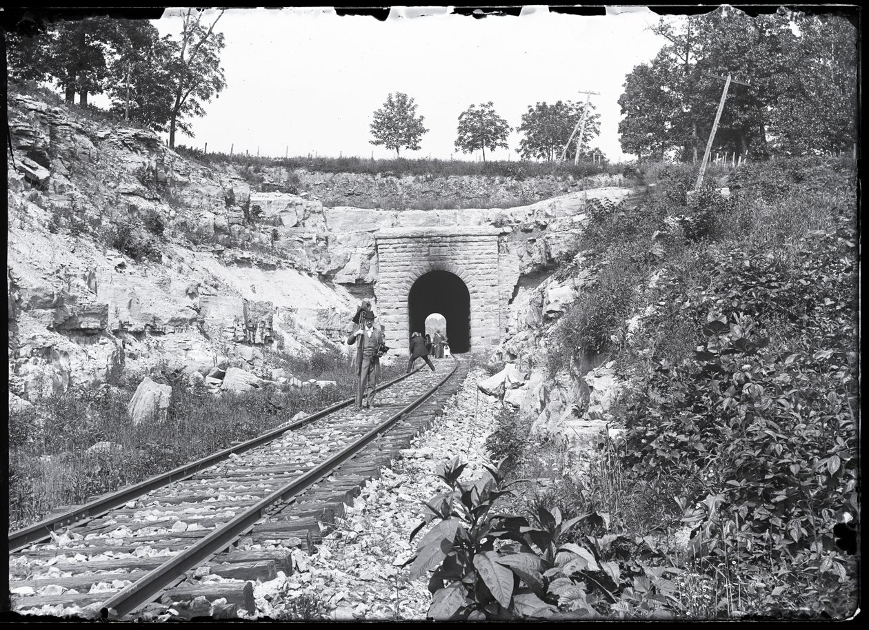 Fotógrafos en las vías del túnel de Meramec Highlands de Unknown