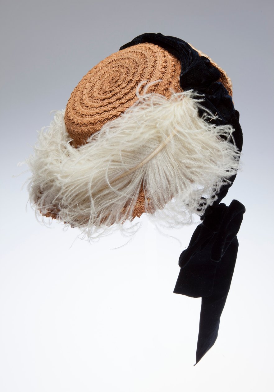 Sombrero de paja con cinta de terciopelo negro y pluma de avestruz blanca en el ala. Hecho en Austria y usado por Sophie Tuholske de Unknown