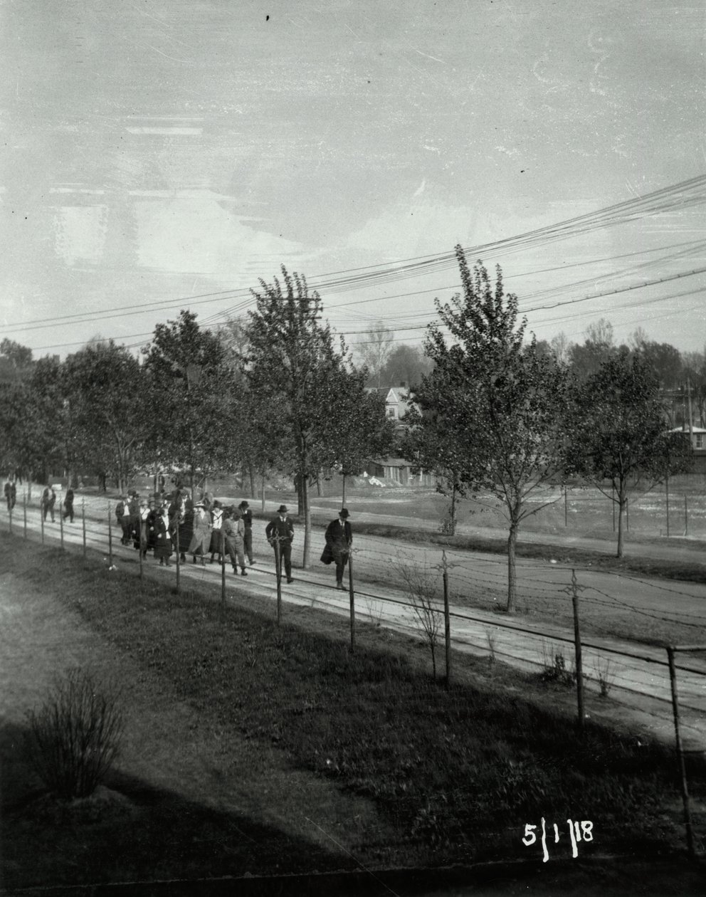 Huelga de la Compañía Eléctrica Wagner; grupo de hombres y mujeres caminando por la acera de Unknown