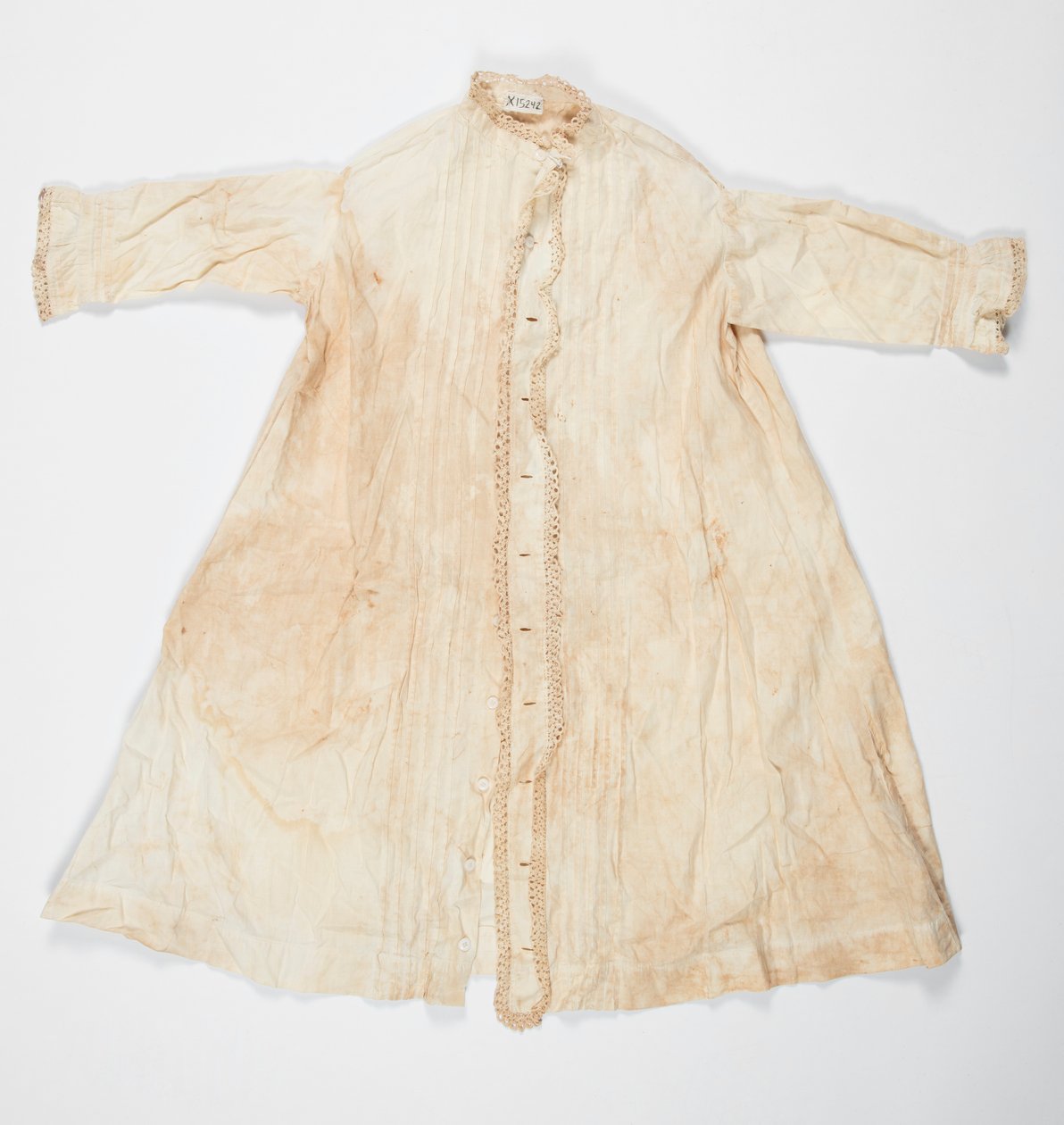 Vestido blanco de niño hecho de algodón con flecos de ganchillo y diseños plisados de Unknown