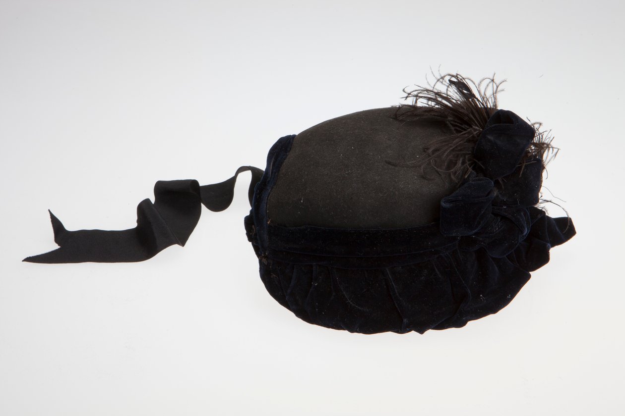Sombrero negro y azul marino de mujer con plumas de Unknown