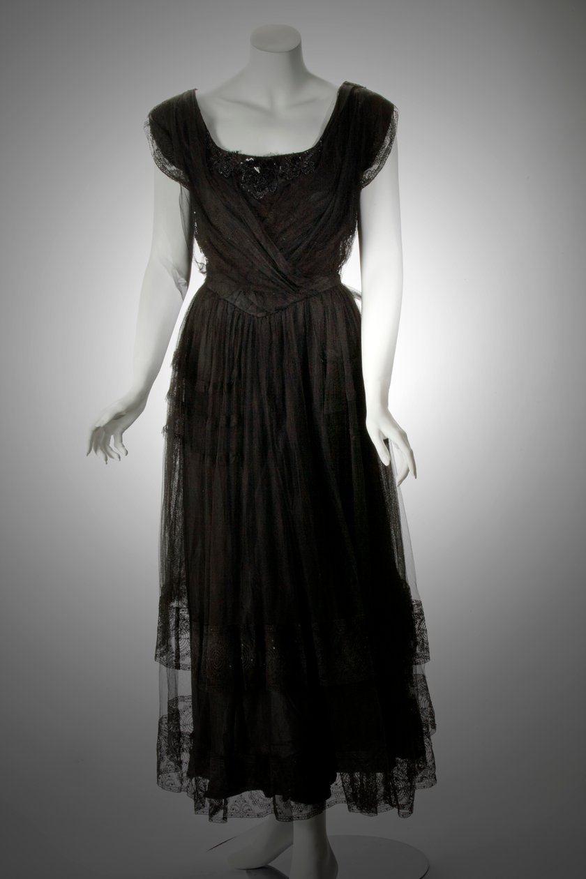Vestido de tafetán de seda negra con superposición de tul negro, detalles de encaje y bordado extenso de cuentas de azabache de Unknown