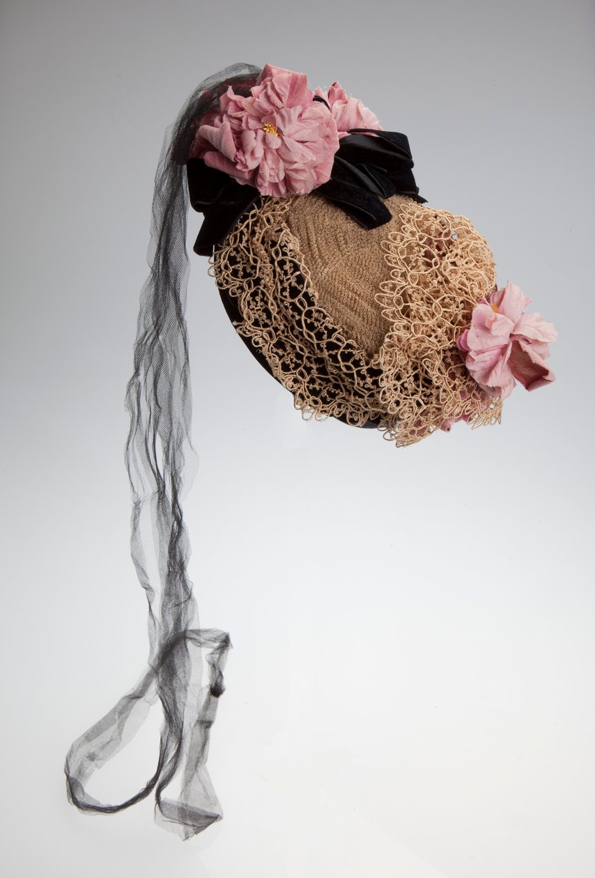 Sombrero de mujer con corona de paja y terciopelo negro usado por Emilie e Ida Uhri de Unknown