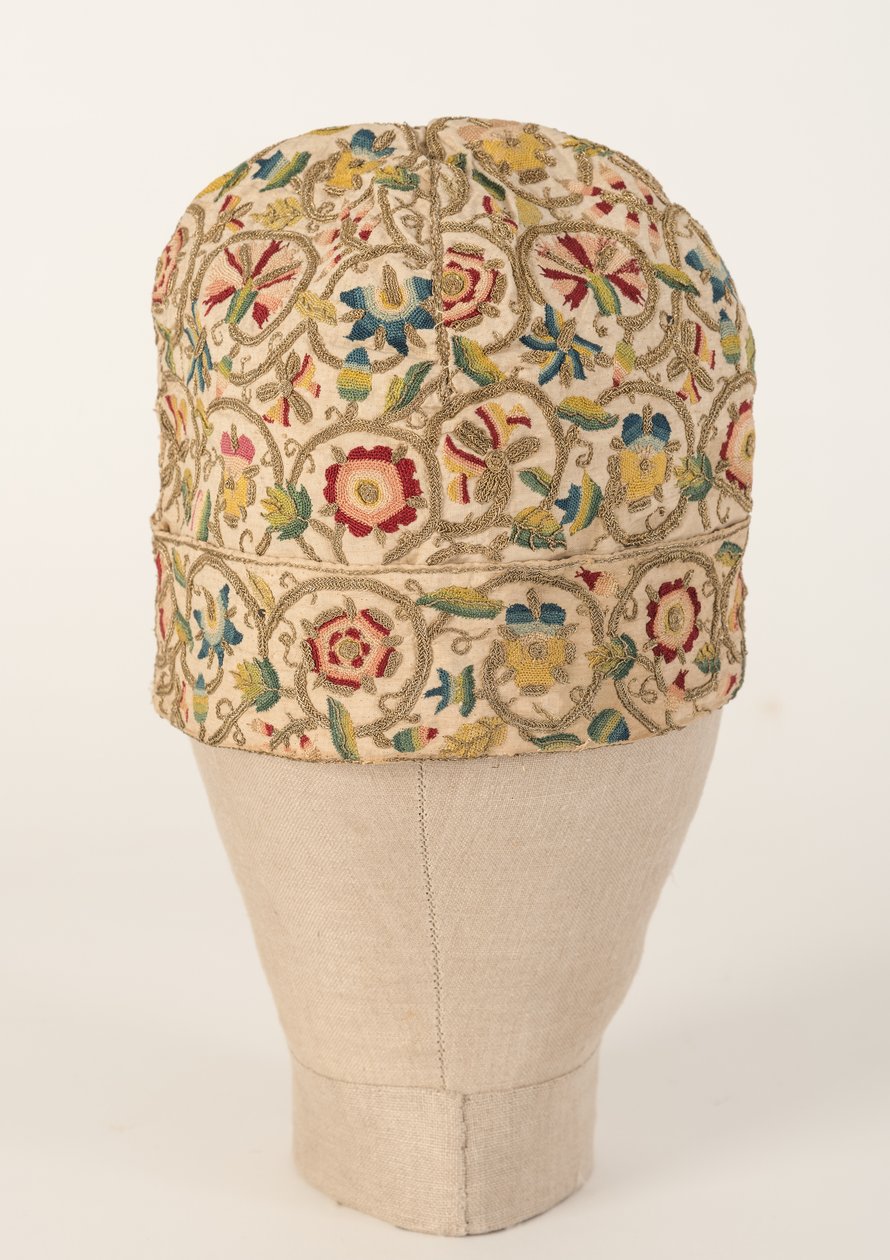 Gorro de noche bordado con sedas multicolores y lentejuelas para hombre, 1610s de Unbekannt Unbekannt