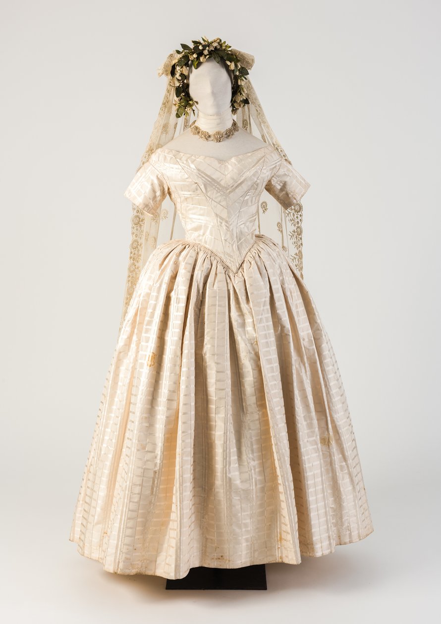 Vestido de novia de seda blanca tejida, con velo de encaje bordado, 1840s de Unbekannt Unbekannt
