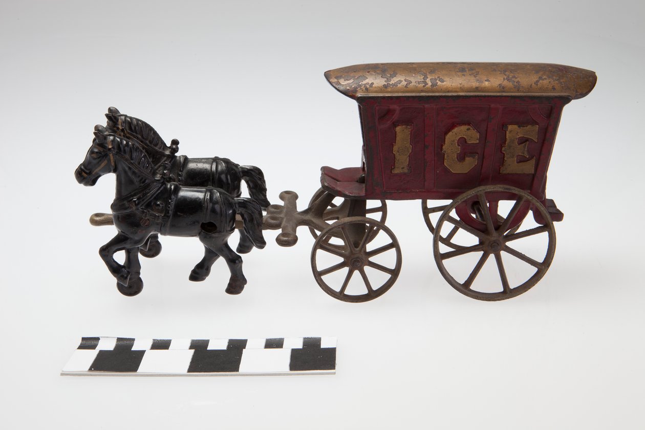Juguete de hierro fundido de un carro de hielo tirado por dos caballos negros de Unknown