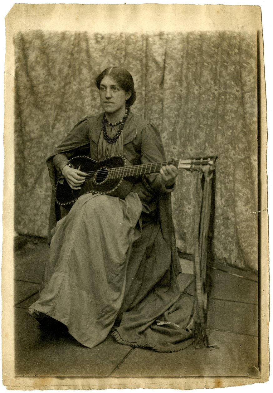 May Morris con una guitarra, c.1886 de Unknown