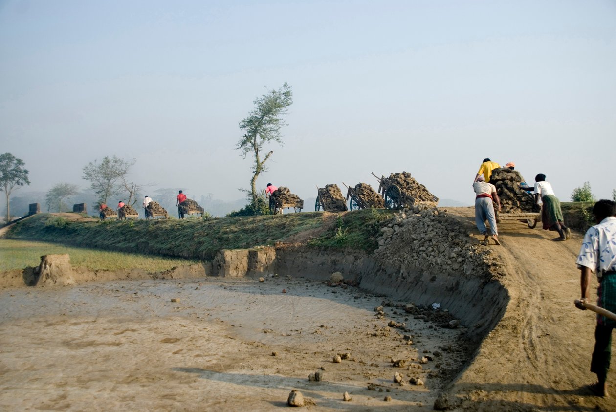 Trabajadores llevan tierra en carretillas al campo de ladrillos en Katiadi, Kishorganj, Bangladesh. Hay 6000-7000 campos de ladrillos en Bangladesh, generalmente situados fuera de pueblos y ciudades en tierras bajas de Unknown