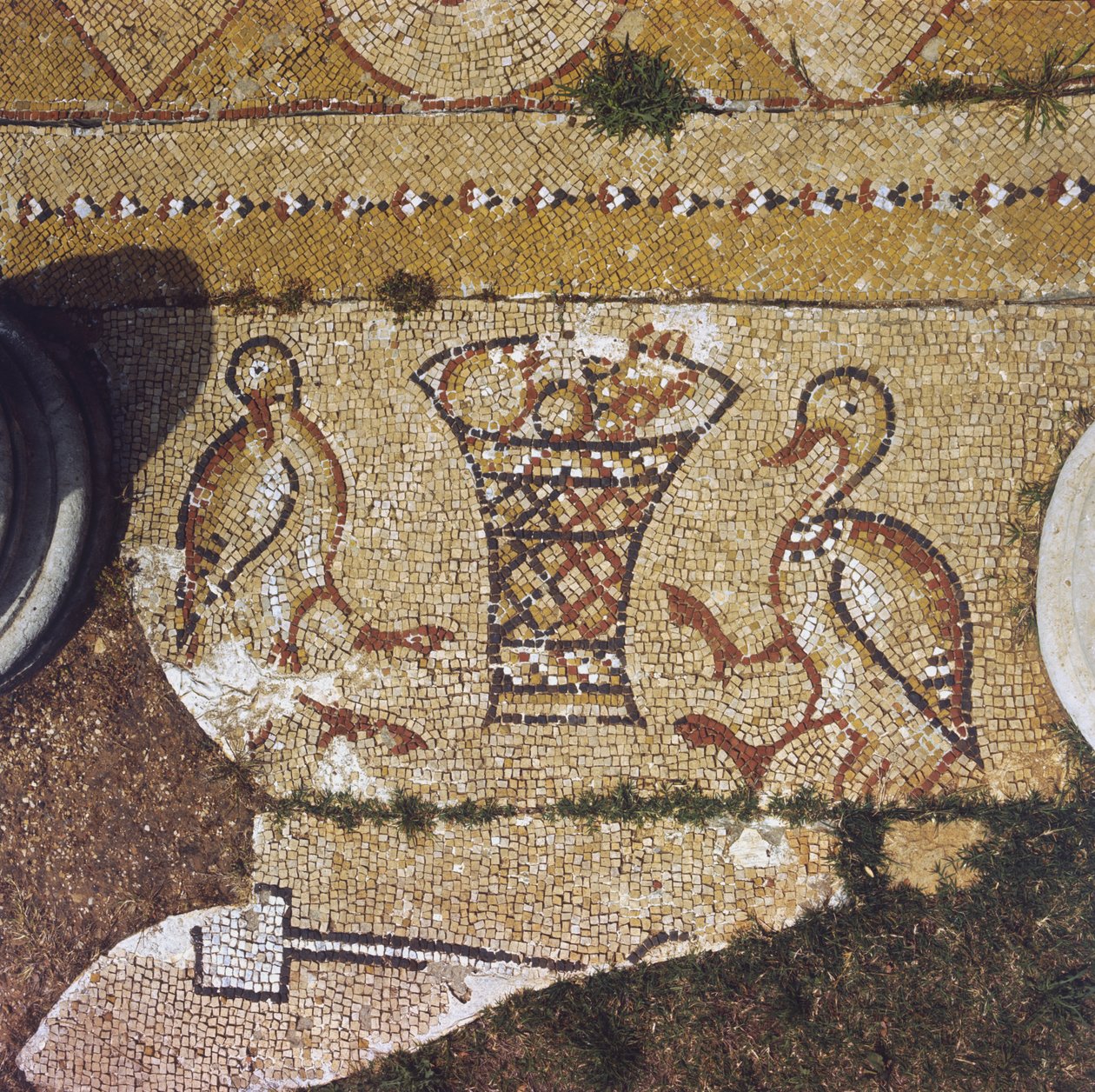 Líbano, parte de un mosaico bizantino entre las ruinas de Beit Meri de Unknown