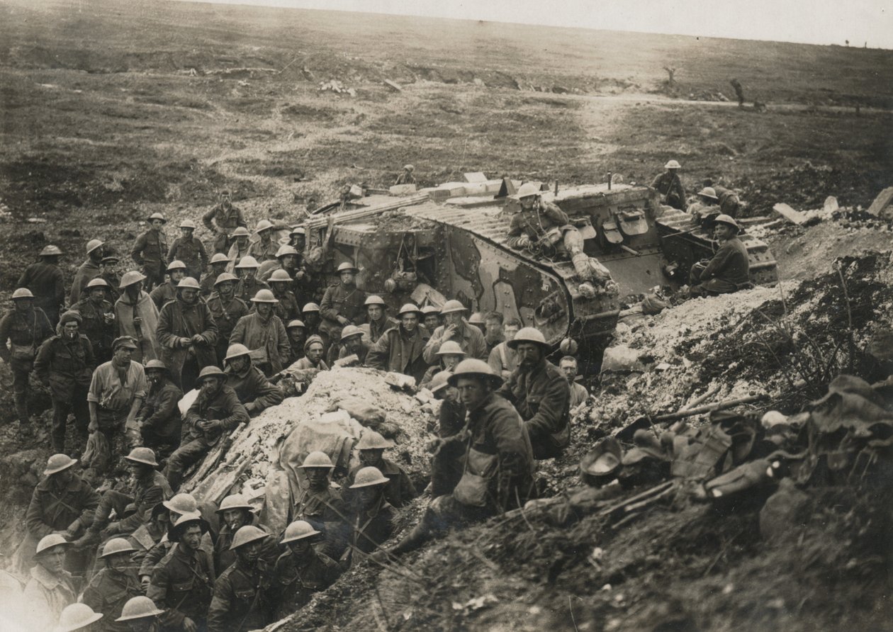 Fotografía oficial tomada en el Frente Occidental, 1641. Uno de nuestros tanques en Flers, 1916 de Unknown