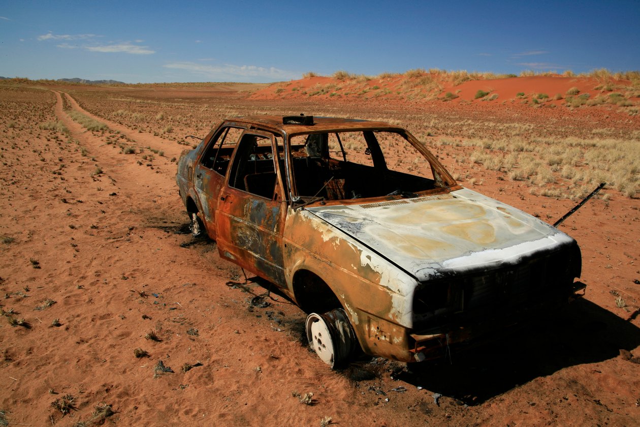Coche oxidado varado en el desierto de Namib de Unknown