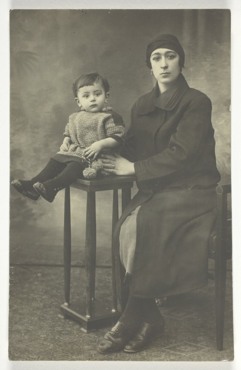Postal sin título (Mujer con niño en un soporte) de Unknown