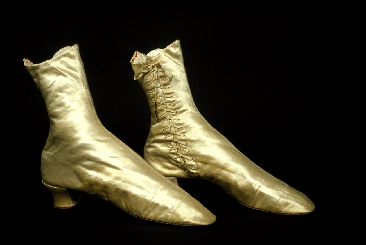Botas de tobillo de mujer con tacón, Museo del Castello, Milán de Unknown artist