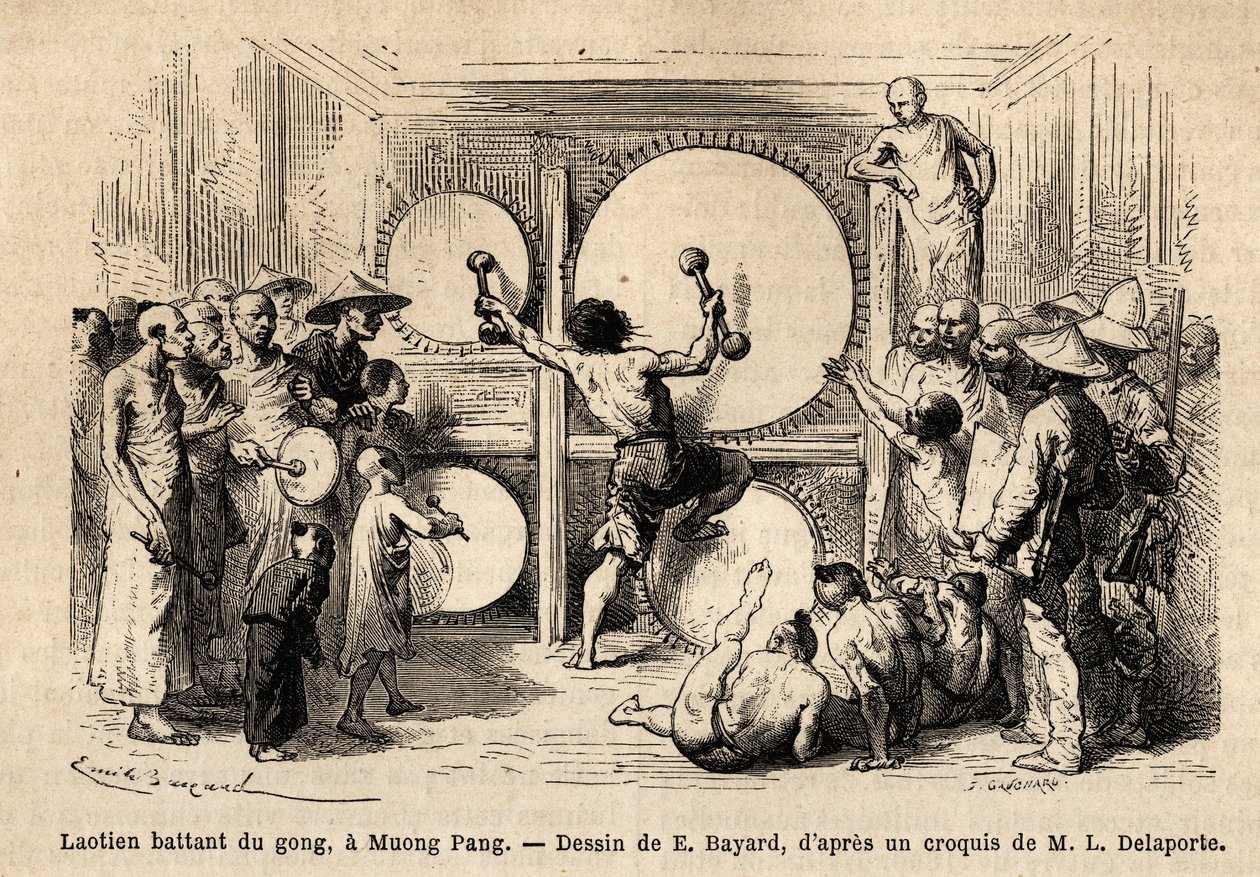 Un laosiano tocando el gong en Muong Phang, arma de varios martillos, y golpeando con golpes dobles en varios instrumentos colocados frente a él; el autor de la historia está representado en la audiencia, llevando su cartón de dibujo bajo el brazo. Grabado de Unknown artist