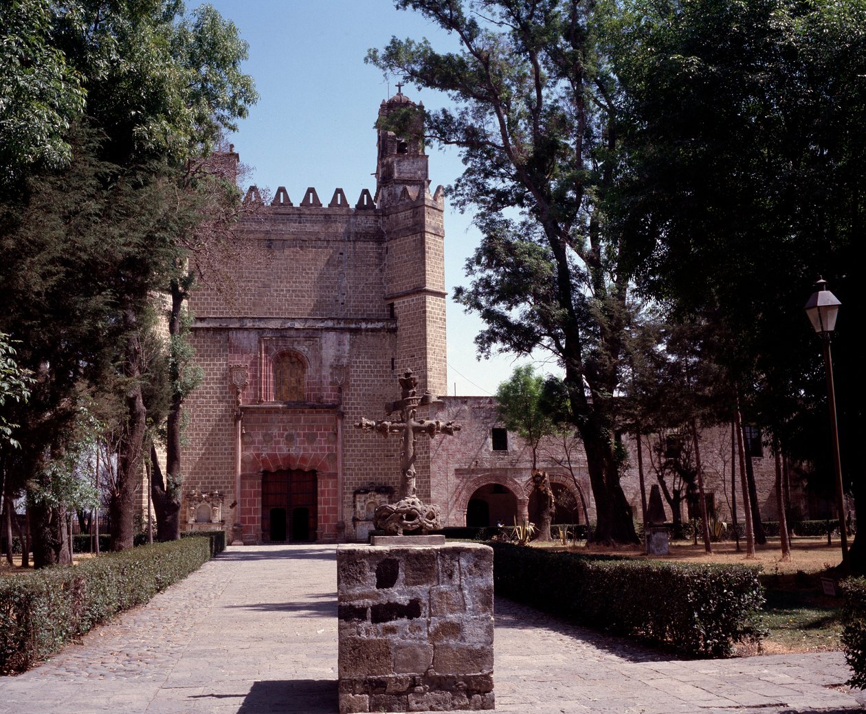 Vista del Convento Agustino (monasterio de San Agustín Acolman) que data de 1571. La cruz fue hecha por artistas indígenas Tequitqui. México. Acolman de Unknown artist