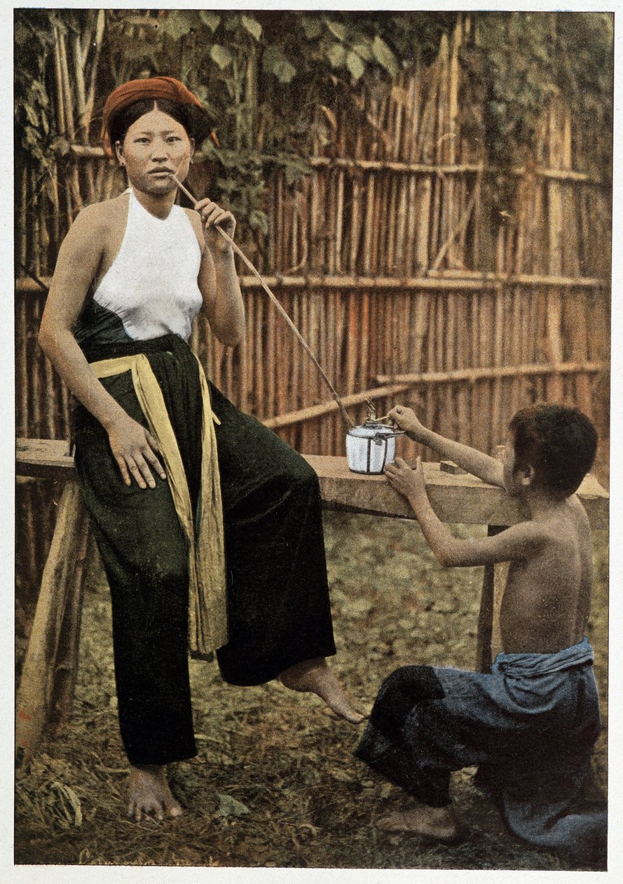 Mujer asiática fumando opio, circa 1898 de Unknown artist