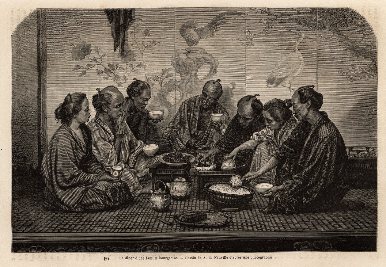En la cena de una familia burguesa, los hombres se reúnen en un tatami, alrededor de pequeñas mesas de café, comen arroz en un cuenco individual y sirven carne y verduras en un plato común, mientras beben té, dos mujeres sirven el servicio. Grabado para il de Unknown artist
